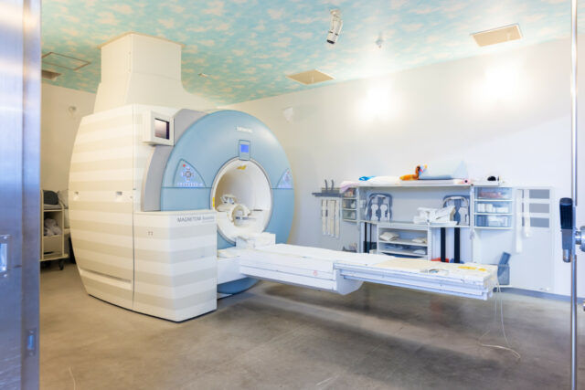写真：MRI検査装置